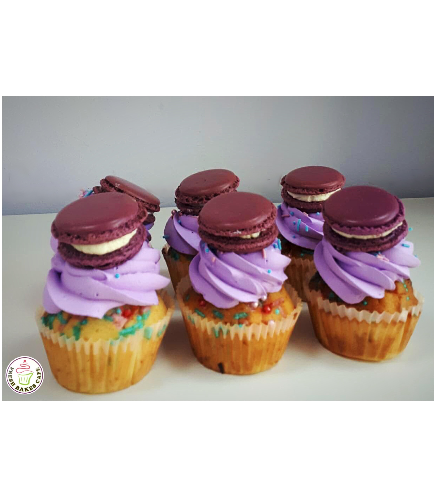 Cupcakes with Macarons 01