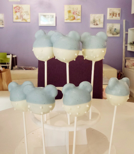 Mickey Mouse Themed Cake Pops 01